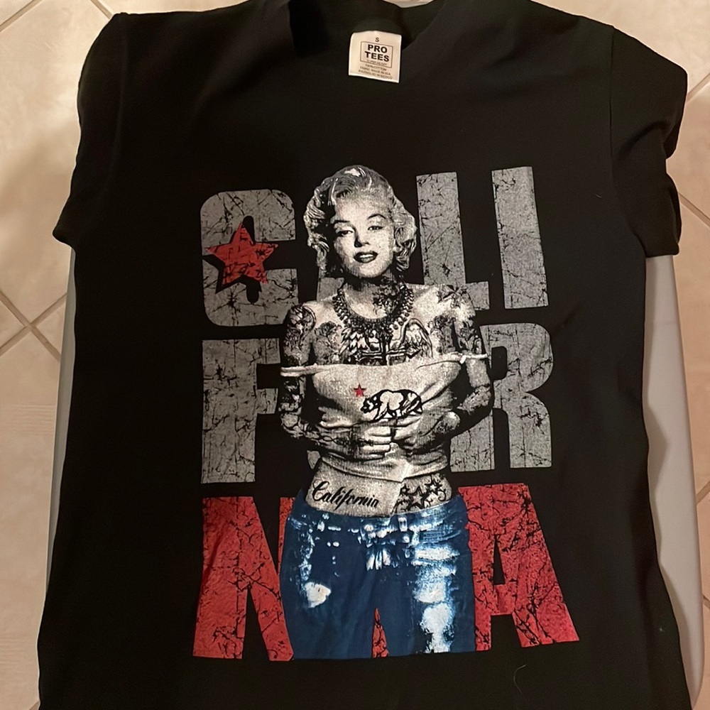 Marilyn Monroe California T-shirt Size Small Damanged